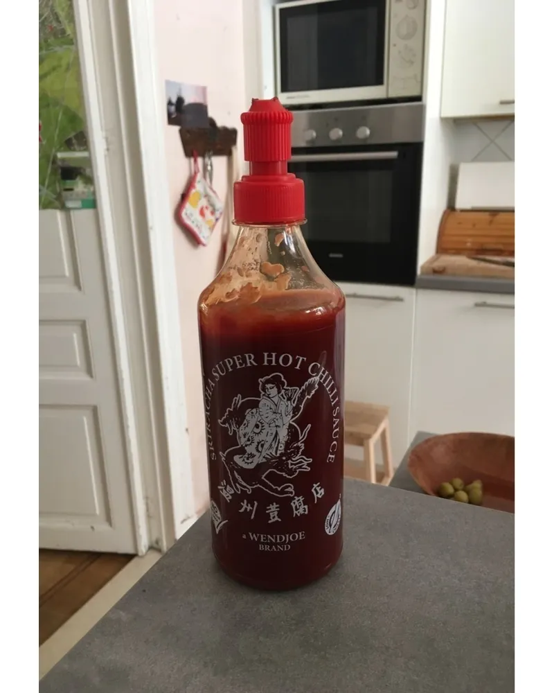 Photo of Sriracha super hot chili sauce by Wendjoe