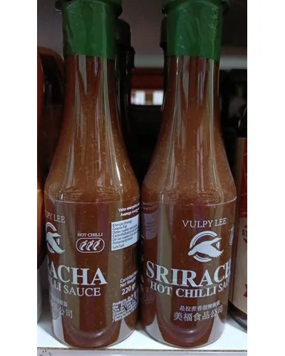 Photo of sriracha hot chilli sauce by vulpy lee