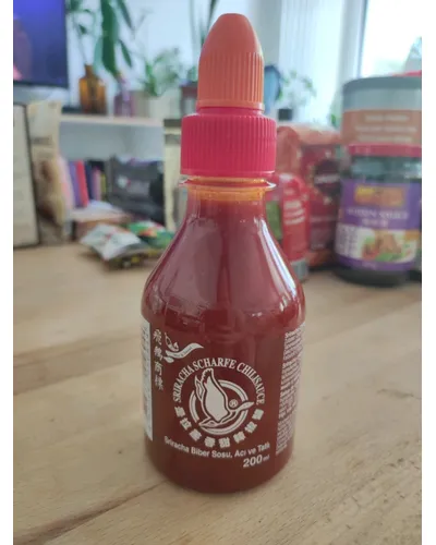 Photo of Sriracha scharfe chilisauce by Flying Goose